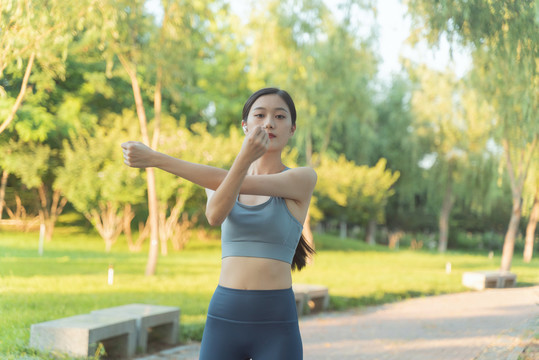 户外伸展运动女性