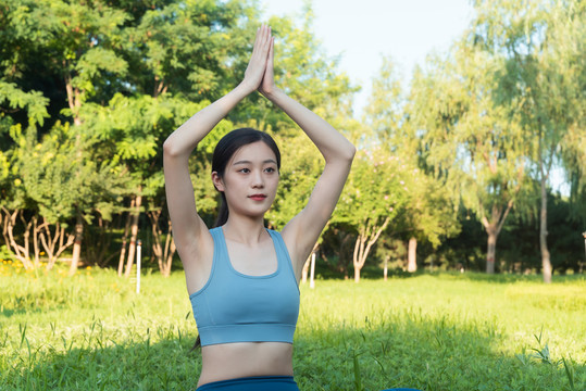 户外年轻女性在练习瑜伽