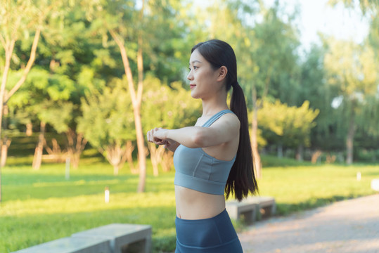 户外年轻女性在练习瑜伽