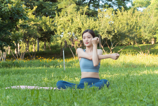 户外女性做瑜伽运动锻炼