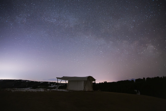 新疆乌鲁木齐星空银河下的天山