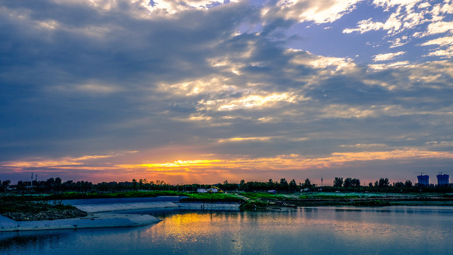 夕阳湖泊