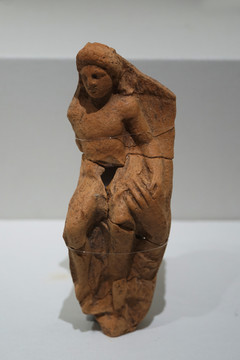公元前4世纪赤土陶女子像碎片