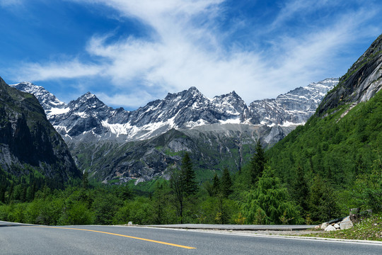 四川阿坝四姑娘山雪山