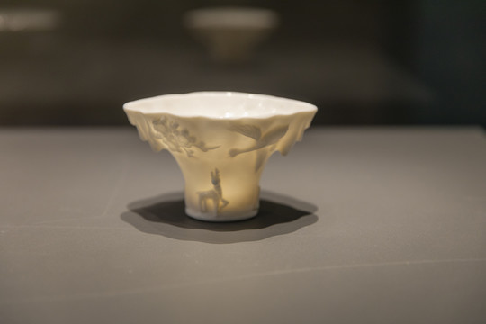 德化窑白釉堆塑兽纹多曲口瓷杯