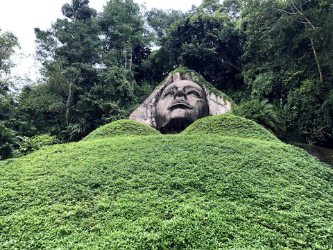 基诺族创世女神阿嫫腰北的石像