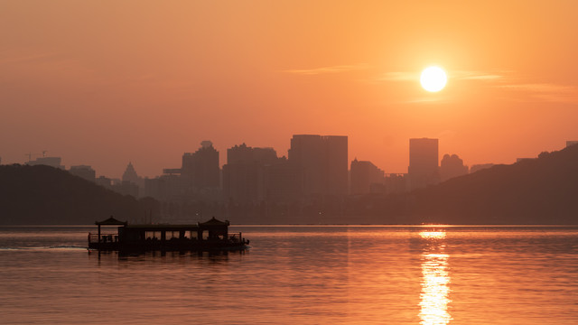 东湖夕阳与游船