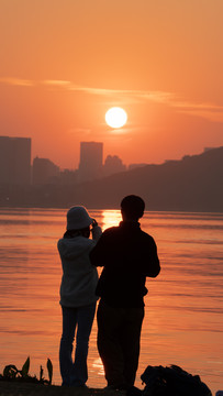 看夕阳的男女