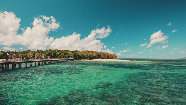 绿岛大堡礁的码头沙滩和海水