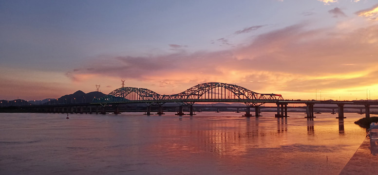 夕阳中的大桥