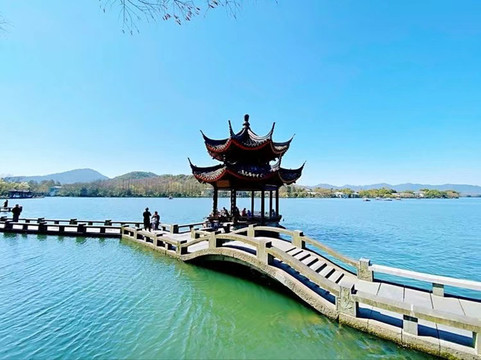 水上亭臺(tái)和石橋