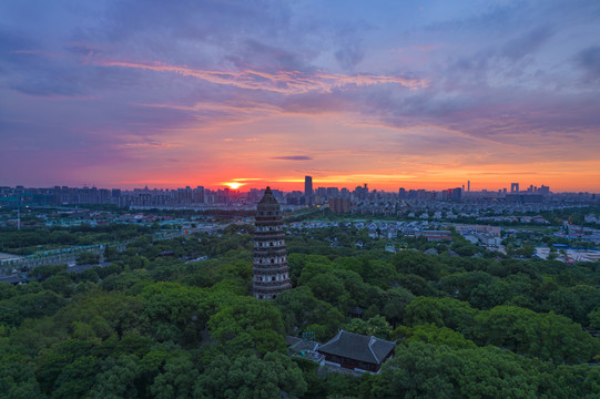 苏州虎丘塔日初