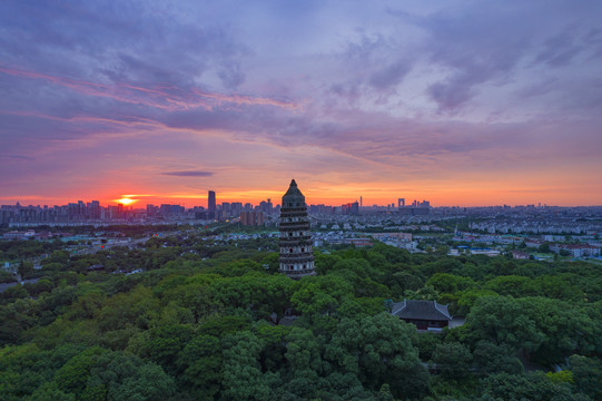 苏州虎丘塔日出朝霞