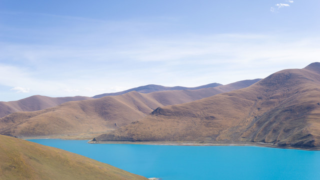 西藏羊卓雍措羊湖草原风景摄影