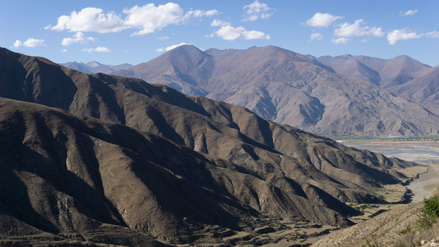 西藏羊卓雍措草原山脉风景摄影