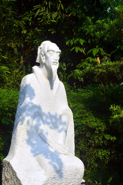 南北朝时期诗人庾信石雕像