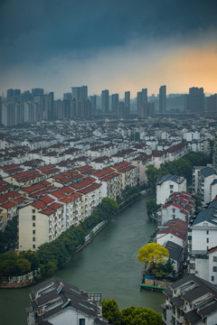 阴雨天下的城市