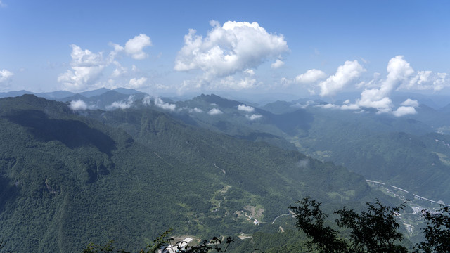 云海奔涌巴山美