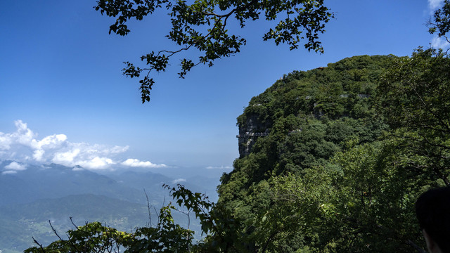 云海奔涌巴山美