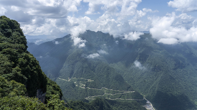 云海奔涌巴山美