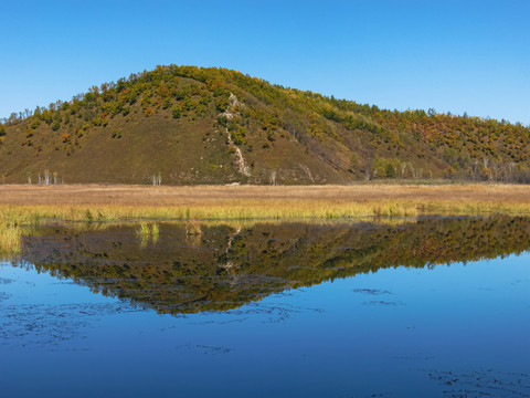 山峦秋季森林湿地倒影