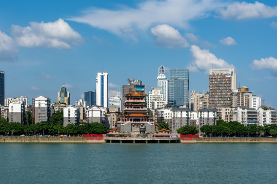 广西柳州江岸街景