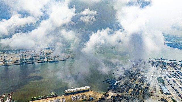 平流雾下的天津港