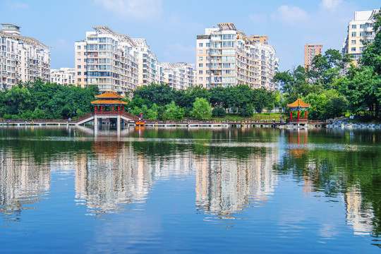 鞍山英泽湖与凉亭与建筑树木