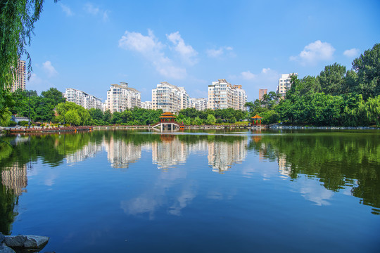 鞍山英泽湖与凉亭与水上倒影