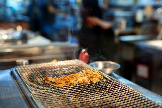 餐馆明厨里的铁网烤肉