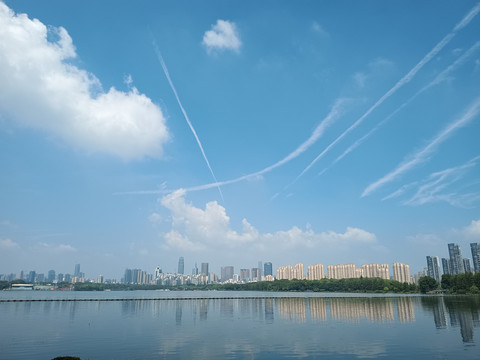 武汉东湖上空飞机痕迹