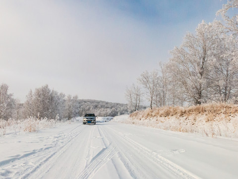 道路积雪车辙越野车雾凇