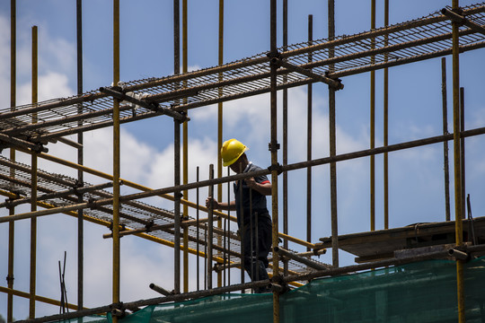 正在高空劳作的建筑工人