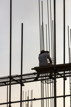 正在高空劳作的建筑工人