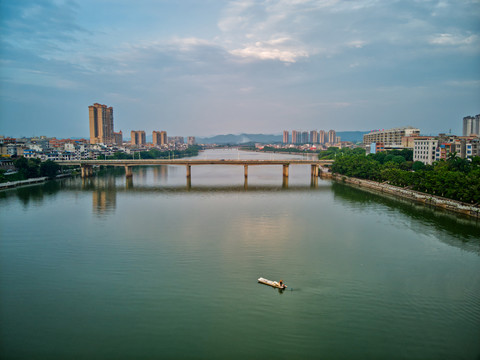 黄昏湖光