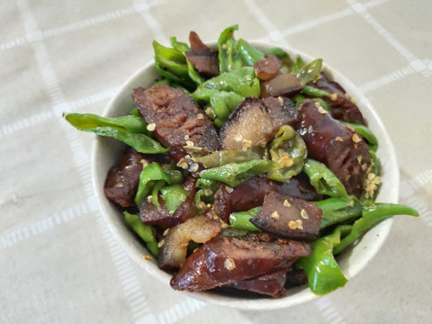 青椒炒腊肉炒香肠特写