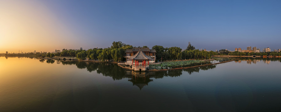 宽幅济南大明湖九曲亭全景