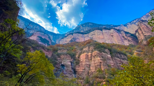 石头纹理石山