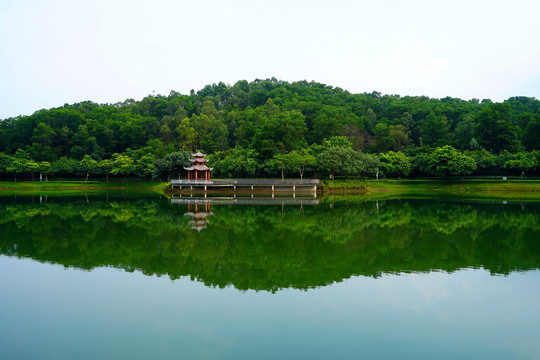 山林湖水倒影观景台凉亭