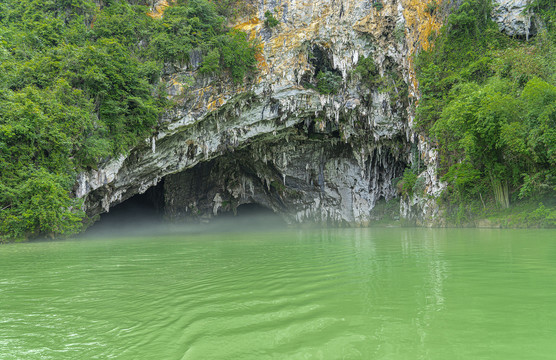 巴马百鸟岩景区入口风光