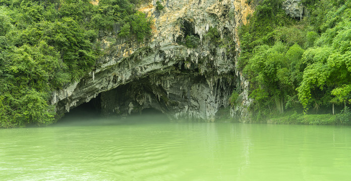 巴马百鸟岩景区入口