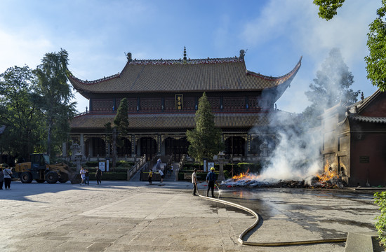 南岳大庙关门后处理香火的场景