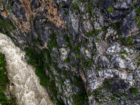 高山峡谷中奔腾的河流