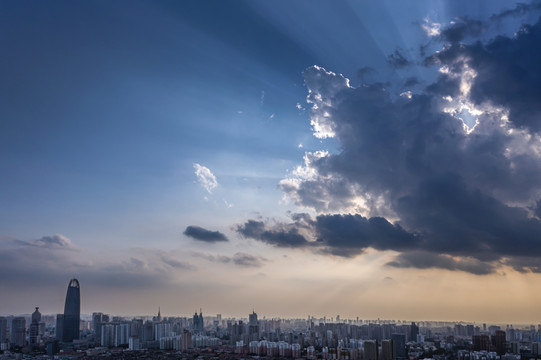 城市天际线上空丁达尔云彩