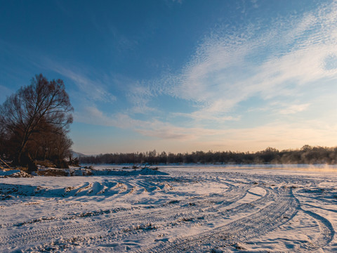 冬季雪地河流清晨