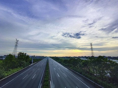 天空下高速路