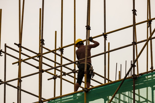 正在高空作业的建筑工人