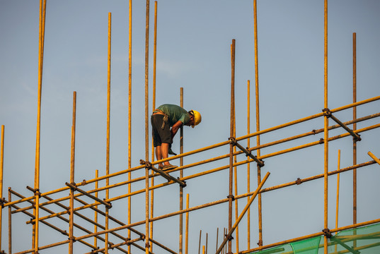 正在高空作业的建筑工人