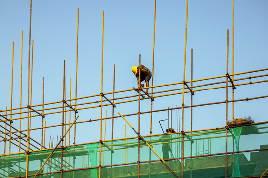 正在高空作业的建筑工人