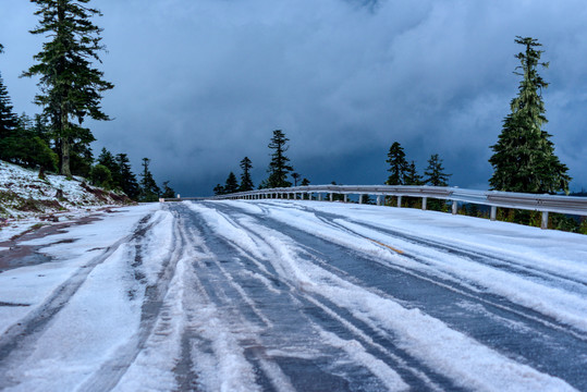 八月积雪的公路